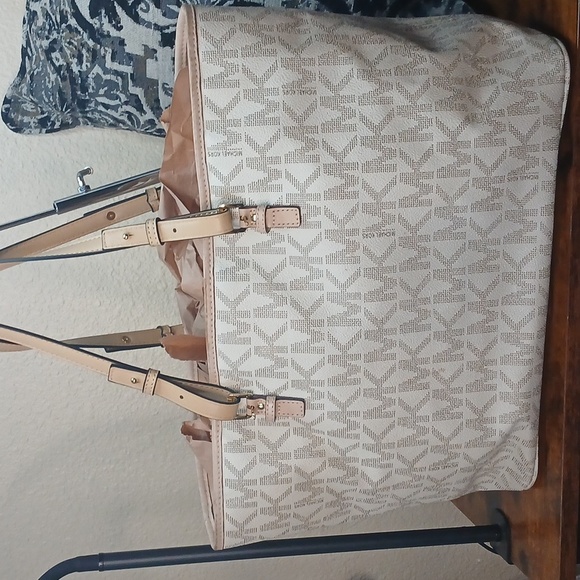 Michael Kors Vanilla Beige Mk Logo XL Jetset Collection Tote Bag PRICE IS FIRM! - Picture 5 of 11